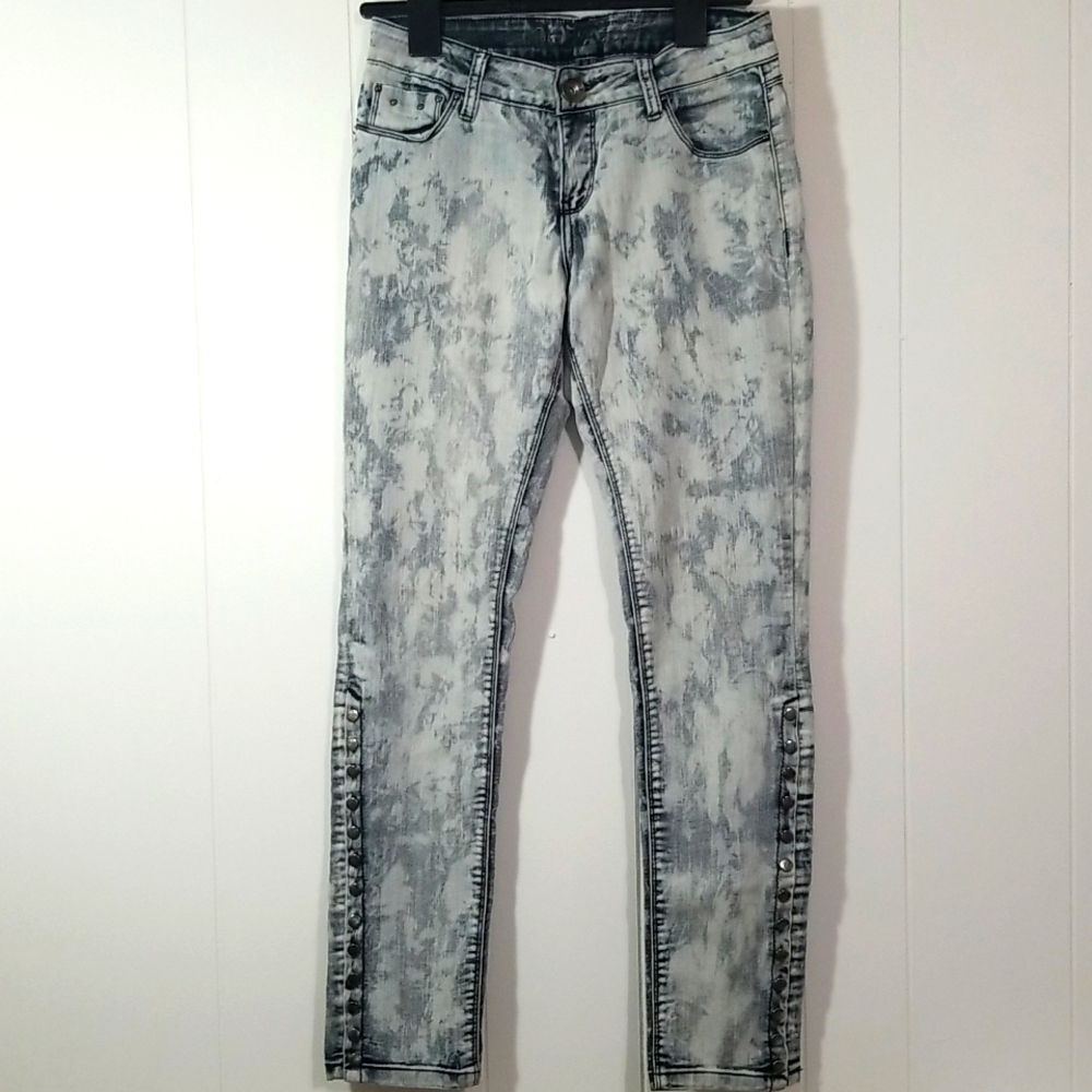 Grey Acidwashed Skinny Jeans w. Button Bottoms